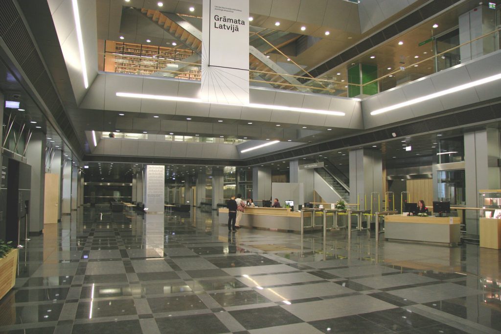 De centrale hal in de bibliotheek