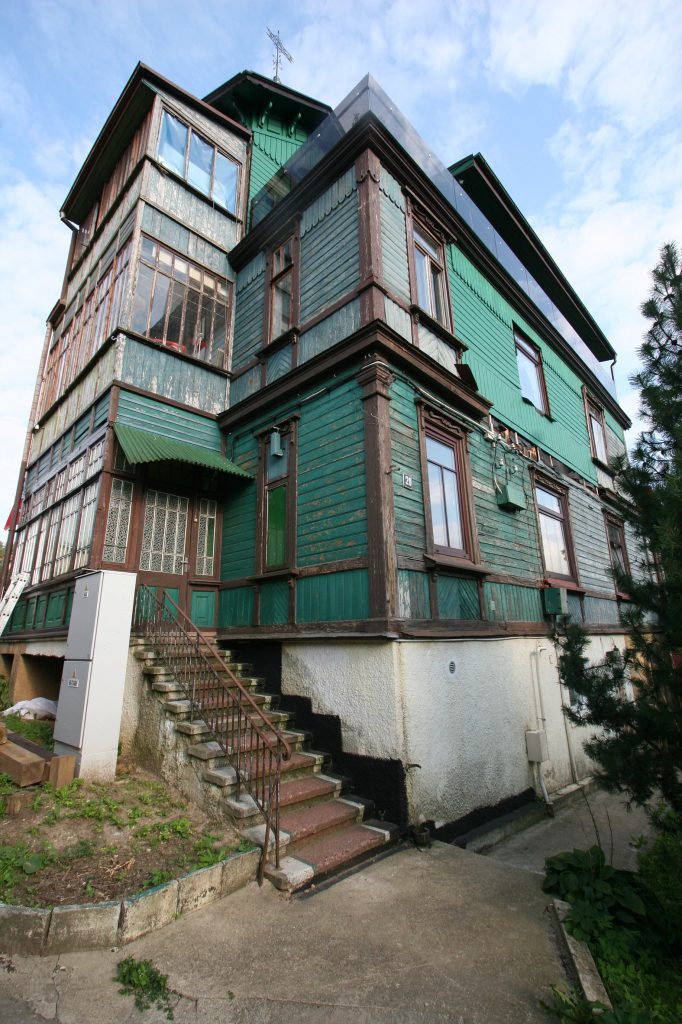 Houten klushuis in de Dainavos straat in Kaunas.
