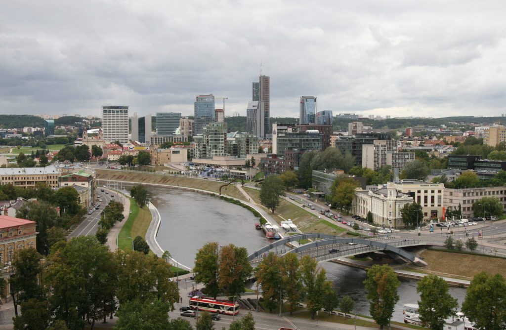 Uitzicht op de moderne nieuwbouw van de stad aan de overzijde van de Neris rivier. Gezien vanaf de Gediminastoren.