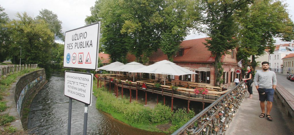 De entree naar de vrije Republiek Uzipis